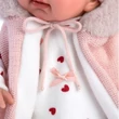 Kép 4/5 - Llorens: Tina 44cm-es síró baba kapucnis rózsaszín mellényben (84440)