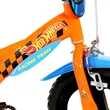 Kép 4/5 - Hot Wheels 12” gyerek bicikli kulacstartóval és oldalkerekekkel narancssárga-fekete színben – Dino Bikes kerékpár