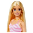 Kép 2/5 - Barbie The Movie: Barbie Beach baba strandfelszereléssel - Mattel