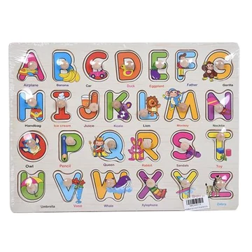 Színes fa nagybetűk formaillesztő játék