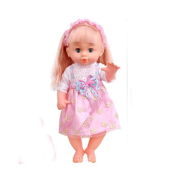 Szőke hajú baba babakocsival cumisüveggel étkészlettel