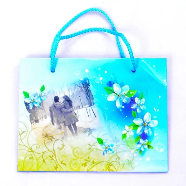 Világoskék virágos, mintás kicsi lakk ajándéktáska B