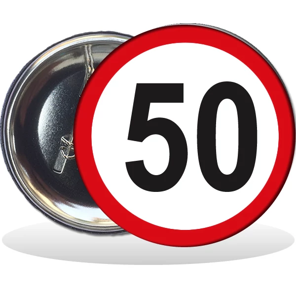 Behajtani tilos táblás évszámos kitűző többféle változatban 