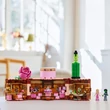 Kép 4/5 - LEGO® Wicked: Glinda és Elphaba kollégiumi szobája (75683)