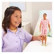Kép 3/4 - Barbie: Divatdiktátor Ken baba rózsaszín virágos ruhában - Mattel