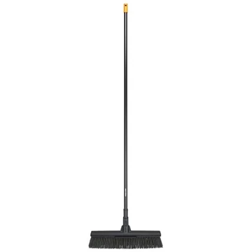 Fiskars Solid™ univerzális kültéri seprű (L) (1025926)