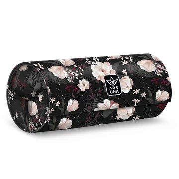 Ars Una: Flowery Black virágos feltekerhetõ tolltartó 20x9x9cm