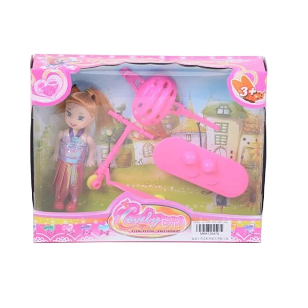 Sandra baba pink gördeszkával, rollerrel és bukósisakkal