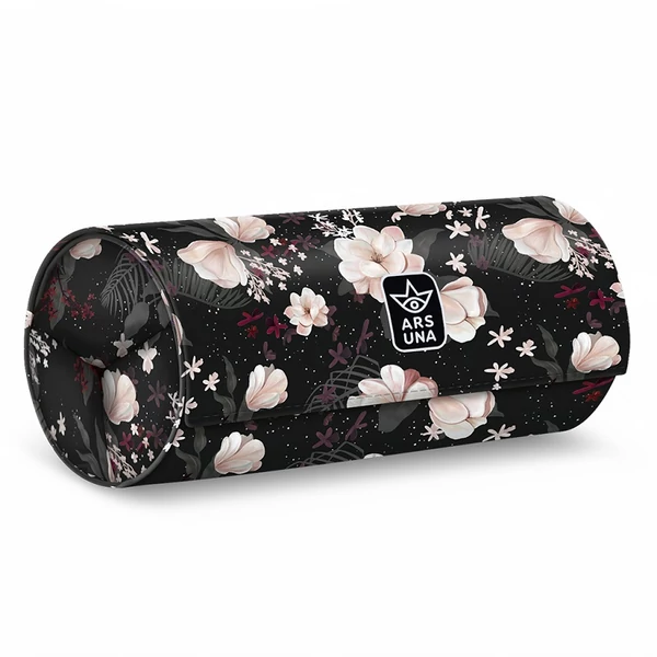 Ars Una: Flowery Black virágos feltekerhetõ tolltartó 20x9x9cm