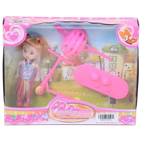 Sandra baba pink gördeszkával, rollerrel és bukósisakkal